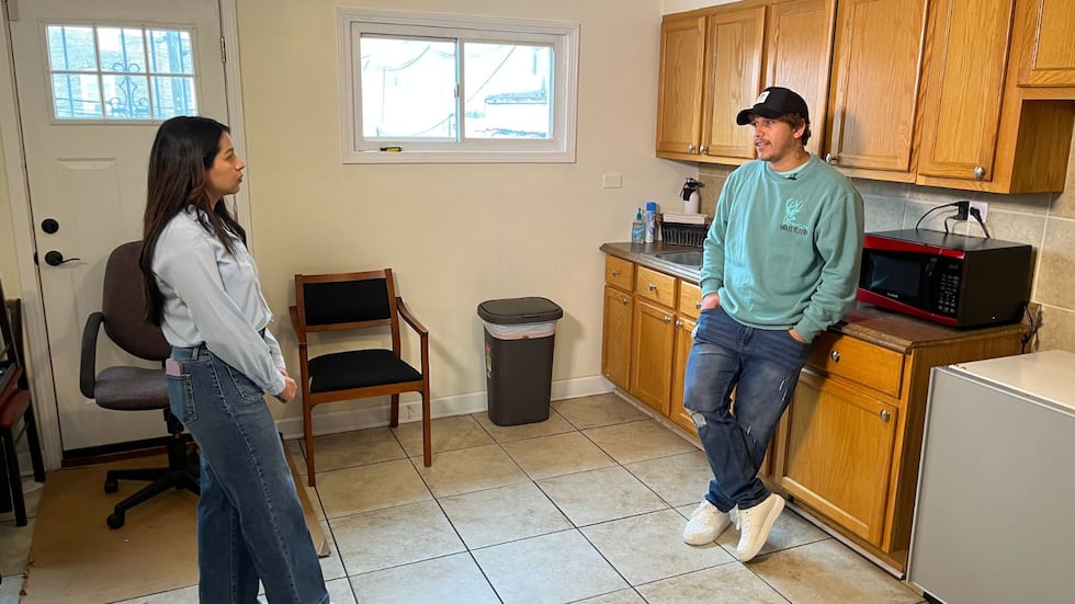 Picture of Erika Jimenez interviewing a migrant living in Chicago