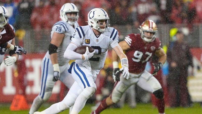 El quarterback Carson Wentz (2), de los Colts de Indianápolis, corre ante la mirada de Nick...